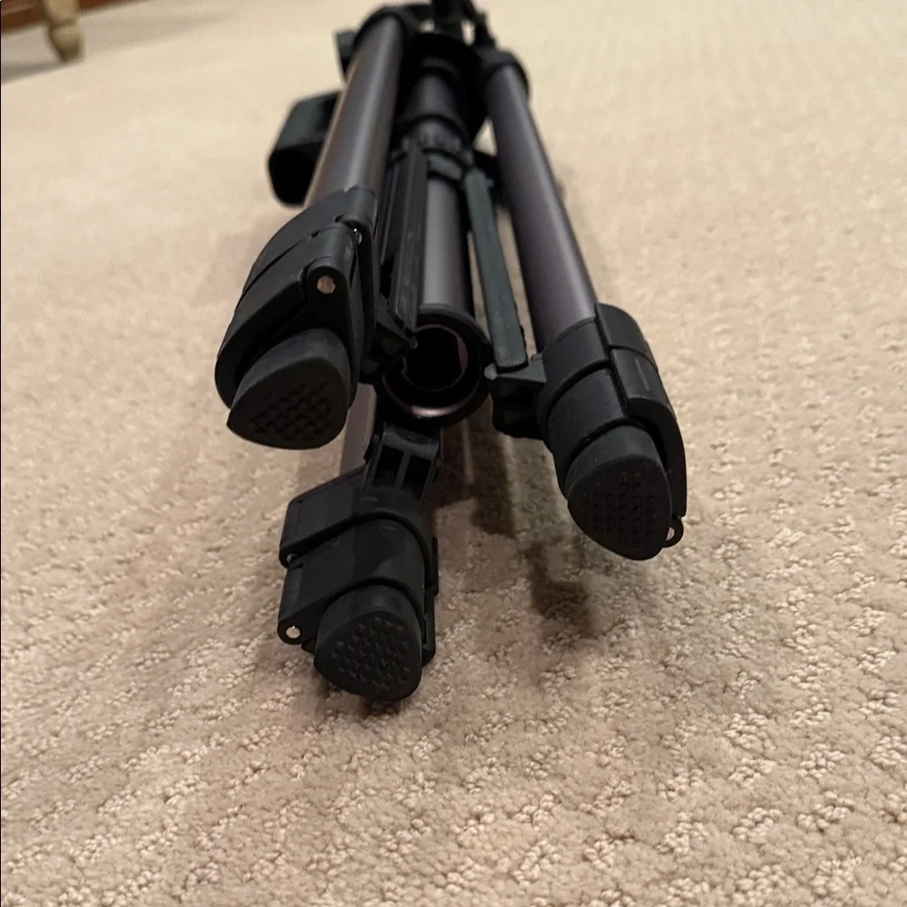 Vanguard Tripod w Carrying Case. Perfect condition